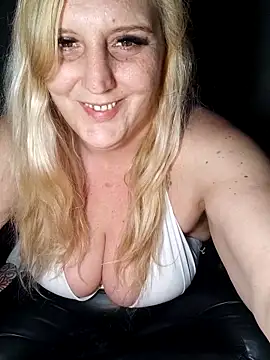 BecciDeluxe online show from 7, 2, 2026