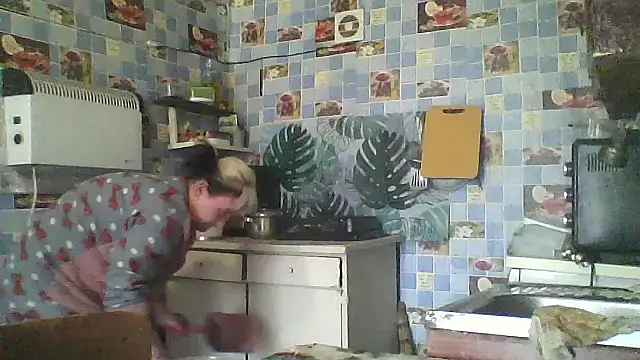 Snapshot of HollyLaBerry chatting on 11, 5, 2026 HollyLaBerry online show from 11, 5, 2026