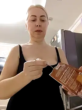 Snapshot of HotJanet chatting on 2, 2, 2025 HotJanet online show from 2, 2, 2025