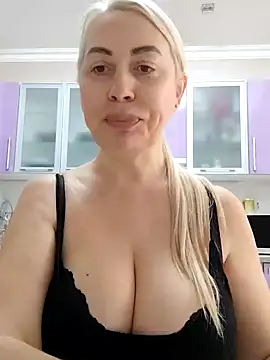 Snapshot of HotJanet chatting on 2, 2, 2025 HotJanet online show from 2, 2, 2025