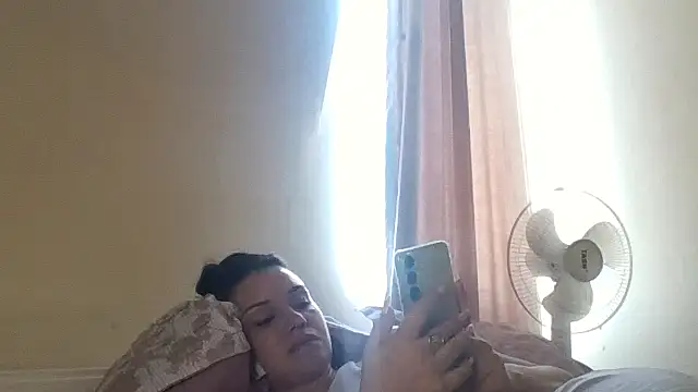 Snapshot of Linusya chatting on 8, 10, 2025 Linusya online show from 8, 10, 2025