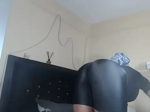 Snapshot of leslie_bebby2 chatting on 18, 11, 2025 leslie bebby2 online show from 18, 11, 2025