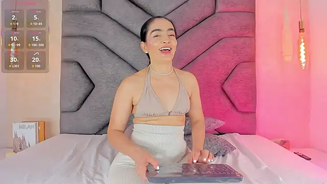 Snapshot of Liinda_Saenz chatting on 4, 7, 2026 Liinda Saenz online show from 4, 7, 2026