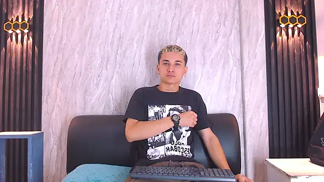 Snapshot of jeic_18 chatting on 24, 11, 2025 jeic 18 online show from 24, 11, 2025