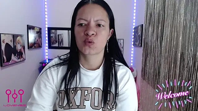 Snapshot of Cristal_w chatting on 8, 10, 2025 Cristal w online show from 8, 10, 2025