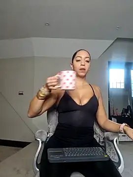 QueenTricks1 online show from 3, 12, 2025