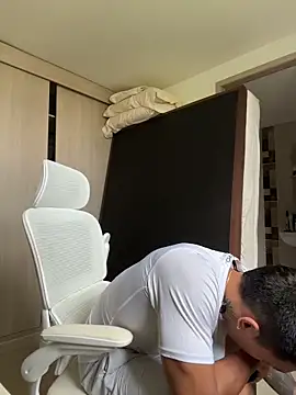 Snapshot of sendfer chatting on 4, 11, 2025 sendfer online show from 4, 11, 2025