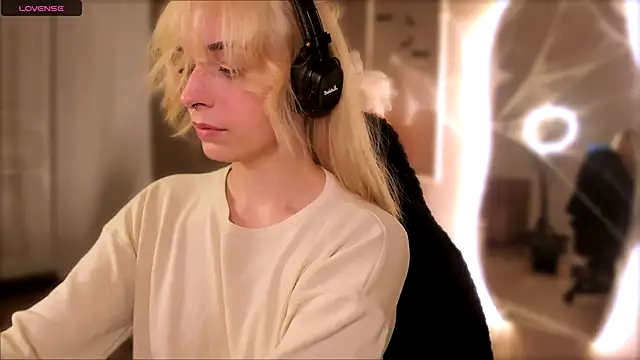 Snapshot of Eli_Llie chatting on 4, 11, 2025 Eli Llie online show from 4, 11, 2025