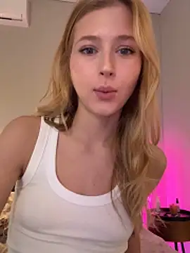Snapshot of LunaRase chatting on 2, 6, 2026 LunaRase online show from 2, 6, 2026