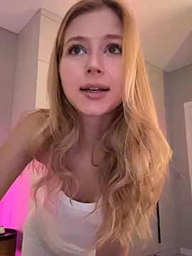 Snapshot of LunaRase chatting on 10, 7, 2026 LunaRase online show from 10, 7, 2026