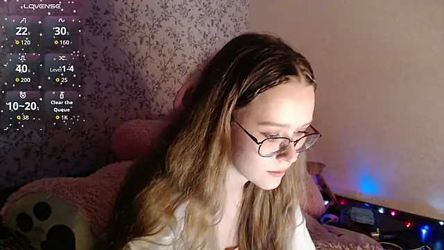 Snapshot of SophieSuvi chatting on 19, 10, 2025 SophieSuvi online show from 19, 10, 2025