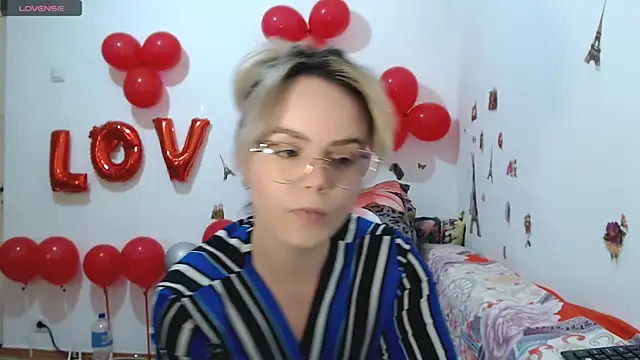 hotmilf4uxxx online show from 4, 3, 2026