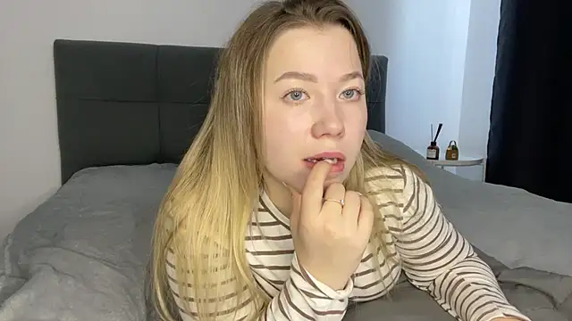 Embersweetbunny online show from 20, 2, 2025