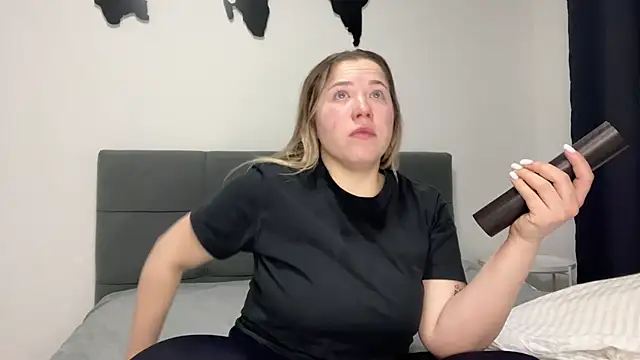Embersweetbunny online show from 17, 2, 2025
