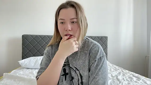 Embersweetbunny online show from 17, 3, 2025