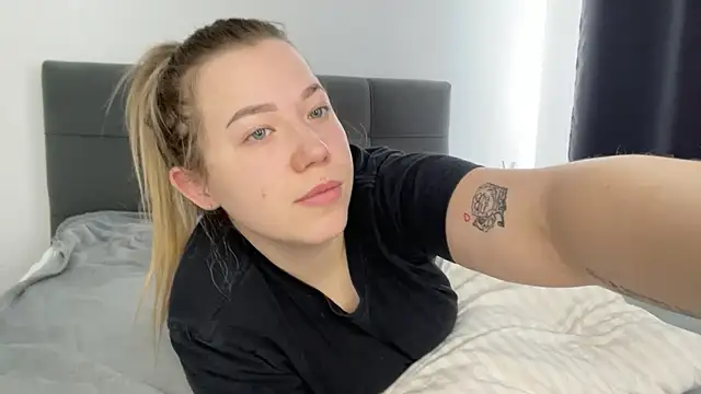 Embersweetbunny online show from 19, 2, 2025