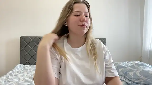 Embersweetbunny online show from 18, 3, 2025