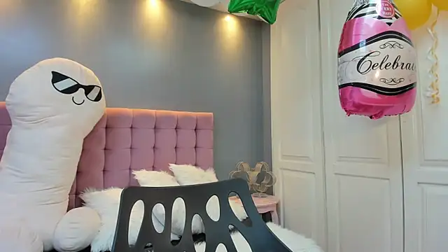 IssadoraJames online show from 5, 10, 2025