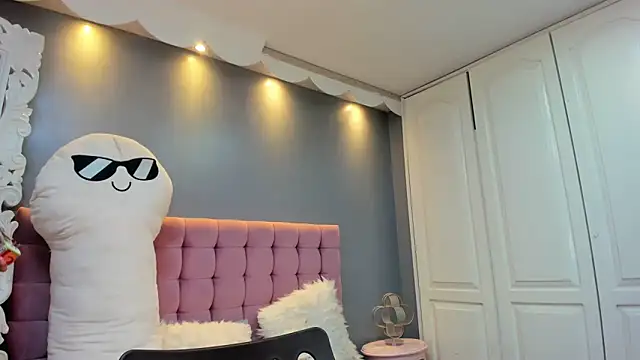 IssadoraJames online show from 11, 11, 2025