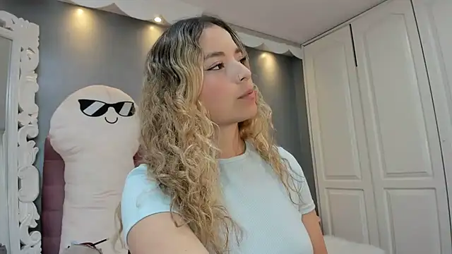 IssadoraJames online show from 8, 11, 2025