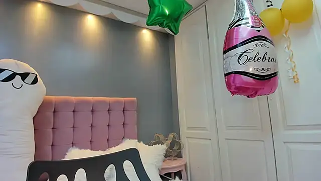 IssadoraJames online show from 1, 10, 2025