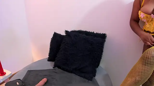 Lizzie Williams  online show from 22, 11, 2025