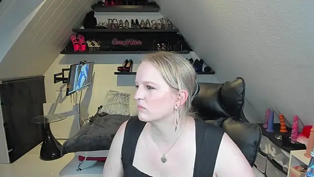 Snapshot of caro_kitten chatting on 13, 4, 2026 caro kitten online show from 13, 4, 2026