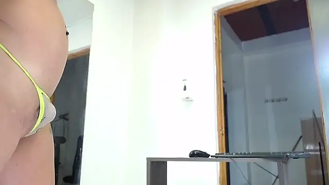 Snapshot of SWEETKAREN chatting on 18, 10, 2025 SWEETKAREN online show from 18, 10, 2025