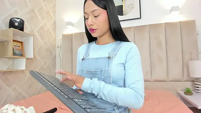 Anniie Queen online show from 2, 12, 2025