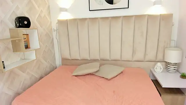 Anniie Queen online show from 18, 12, 2025