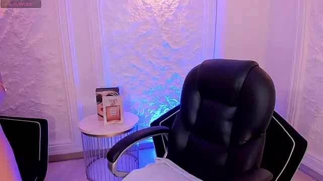 Snapshot of ViolettCastel chatting on 8, 10, 2025 ViolettCastel online show from 8, 10, 2025