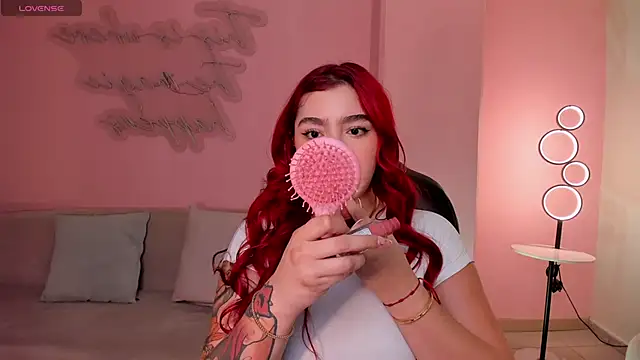 Snapshot of ViolettCastel chatting on 7, 10, 2025 ViolettCastel online show from 7, 10, 2025