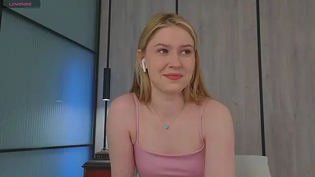 Monikacutie online show from 23, 3, 2025