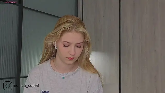 Monikacutie online show from 9, 3, 2025