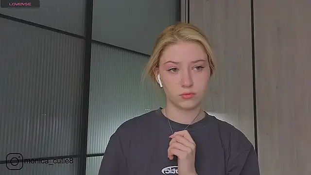 Monikacutie online show from 11, 3, 2025