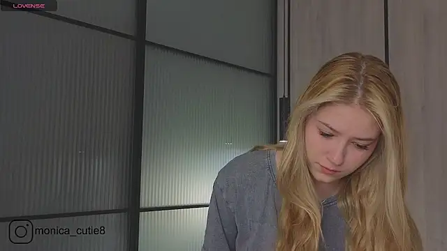 Monikacutie online show from 12, 3, 2025