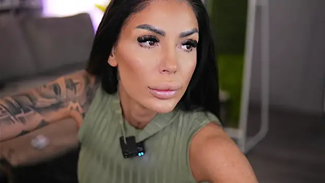 RaquelleVon online show from 8, 4, 2026