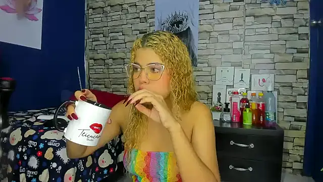 sofiacastillo01 online show from 11, 3, 2025