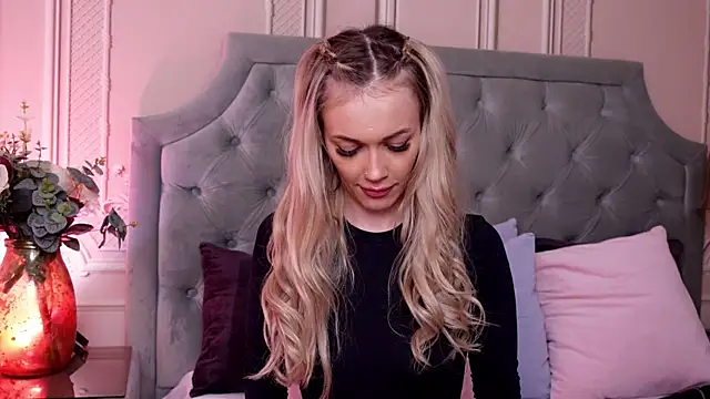 LucyAddison online show from 5, 3, 2025