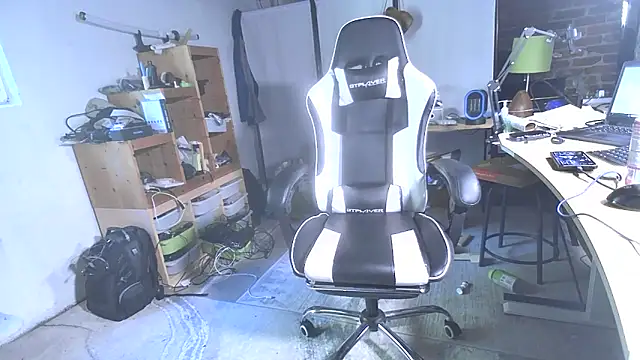 Snapshot of MagnusCockus chatting on 4, 6, 2026 MagnusCockus online show from 4, 6, 2026