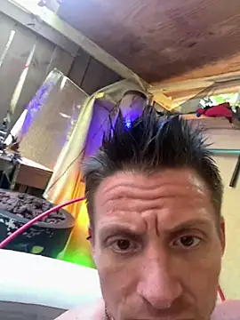 Snapshot of trash4cash chatting on 4, 6, 2026 trash4cash online show from 4, 6, 2026
