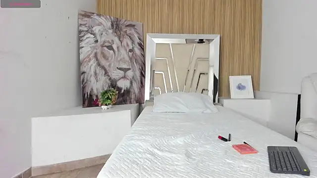 LaurenSnow online show from 23, 4, 2026