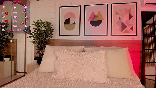 LunaRuso online show from 6, 3, 2026