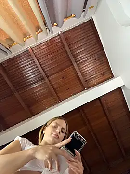 Snapshot of emiss_ chatting on 28, 4, 2026 emiss online show from 28, 4, 2026