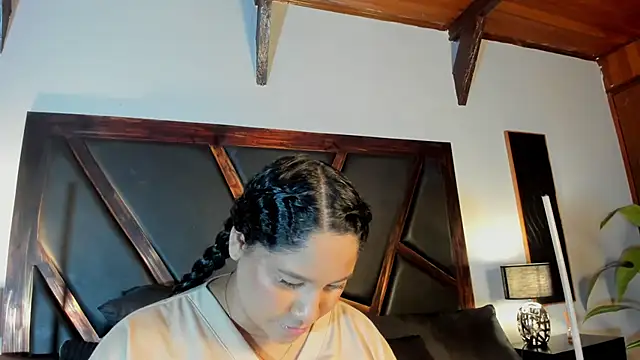 Snapshot of EmiliWilliams chatting on 5, 5, 2026 EmiliWilliams online show from 5, 5, 2026
