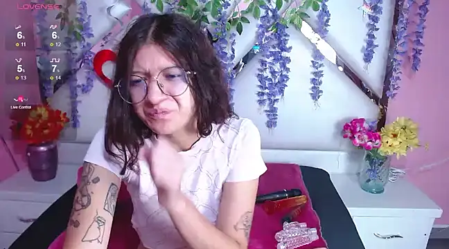Perla Skinnyy online show from 6, 2, 2025