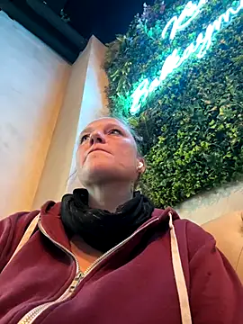 MoniqueLaFee online show from 16, 12, 2025