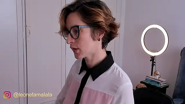 Snapshot of cuddlingbunny chatting on 4, 11, 2025 cuddlingbunny online show from 4, 11, 2025