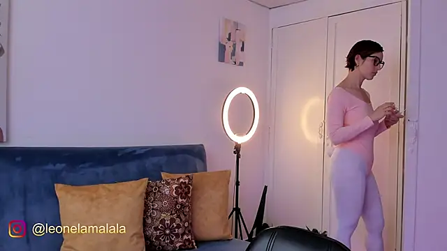 Snapshot of cuddlingbunny chatting on 24, 10, 2025 cuddlingbunny online show from 24, 10, 2025