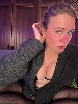 Snapshot of selenaluvv chatting on 12, 5, 2026 selenaluvv online show from 12, 5, 2026